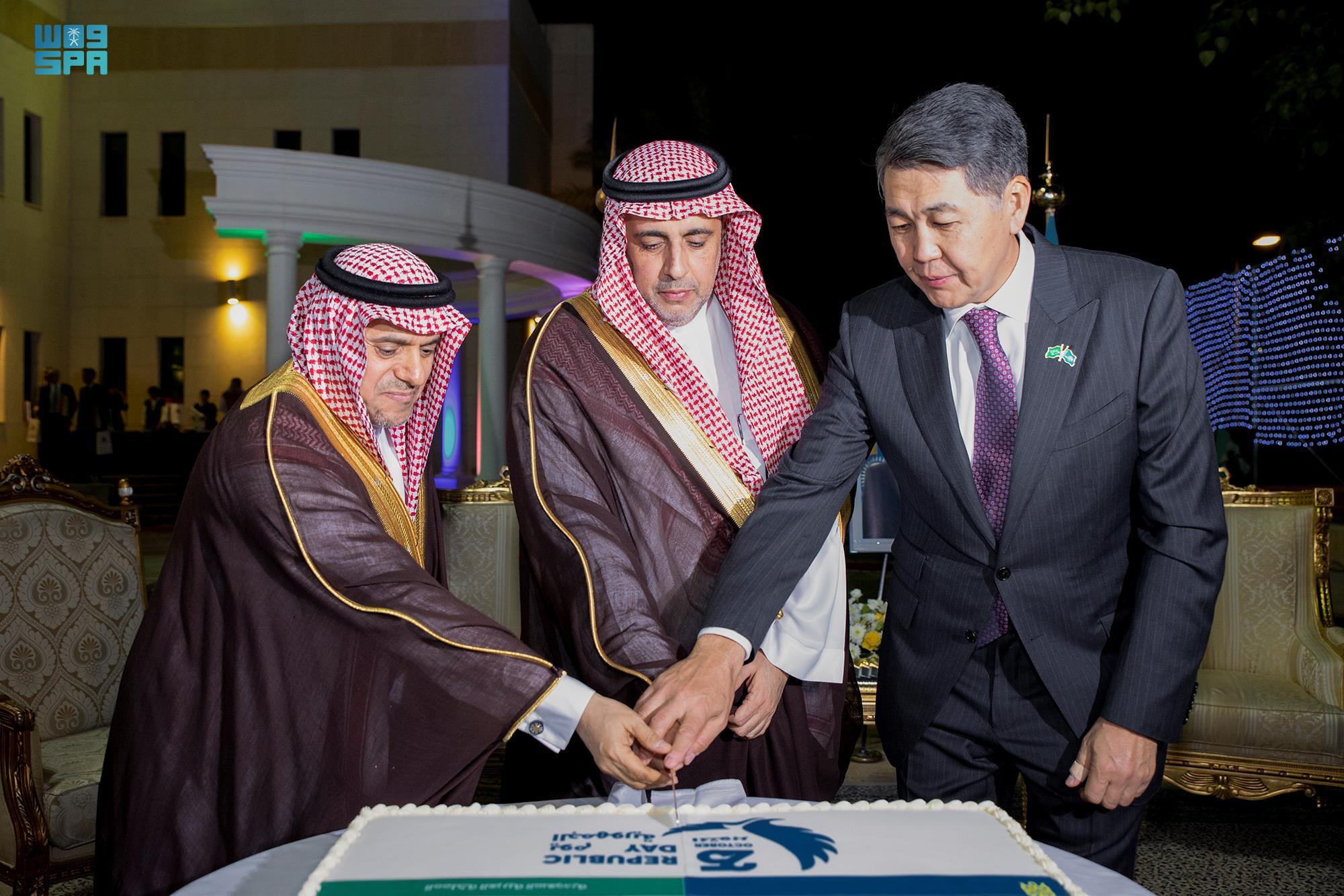 Le sous-secrétaire du gouvernorat de Riyad assiste à la réception ...