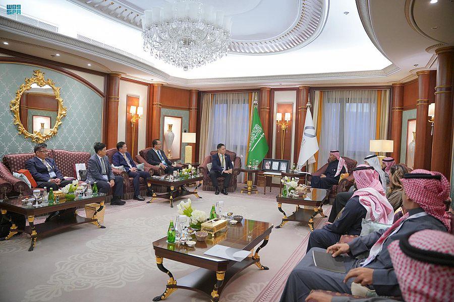 Minister of Industry and Mineral Resources Holds Meetings with his