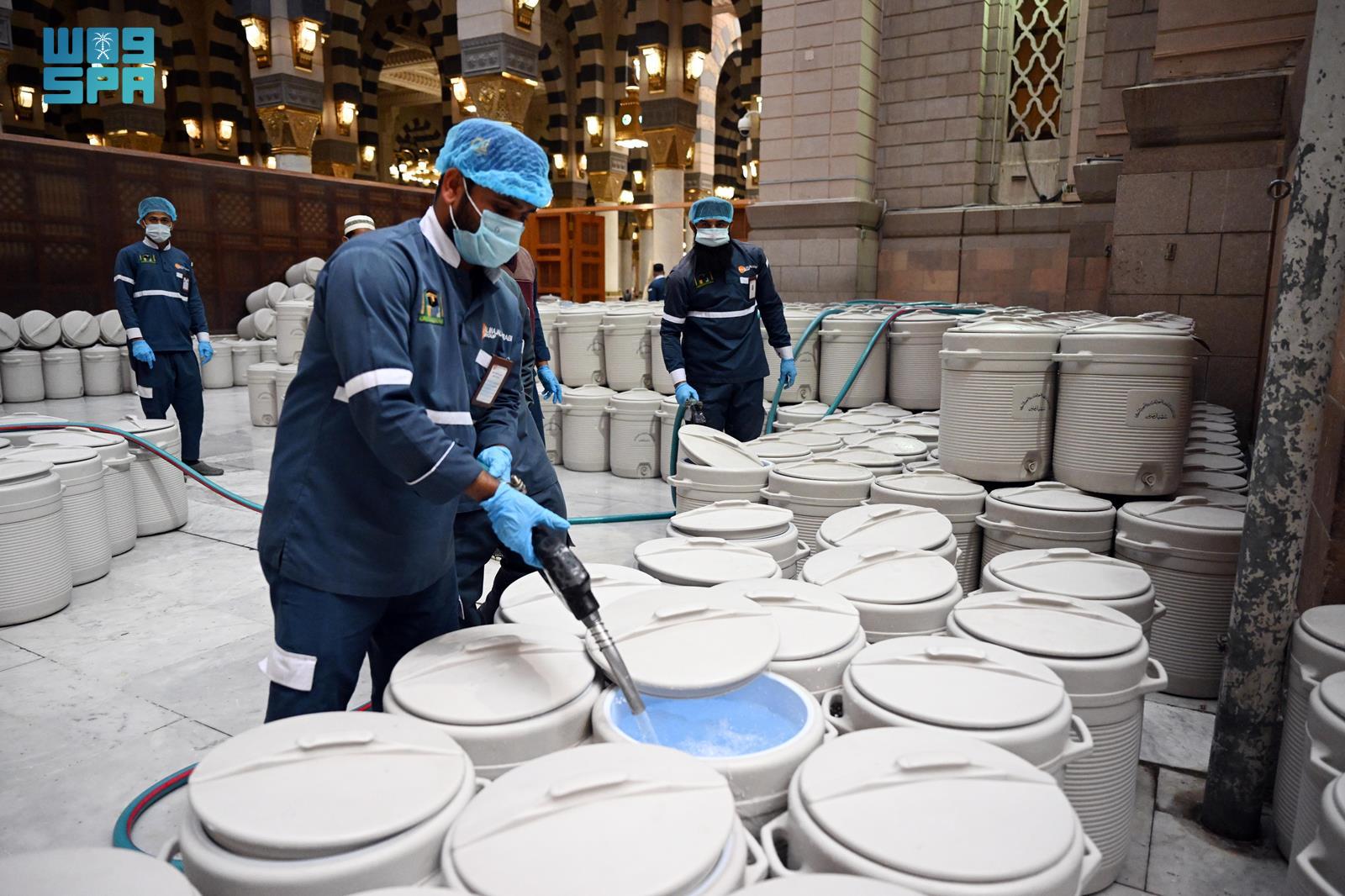 10-000-zamzam-water-vessels-distributed-daily-at-prophet-s-mosque