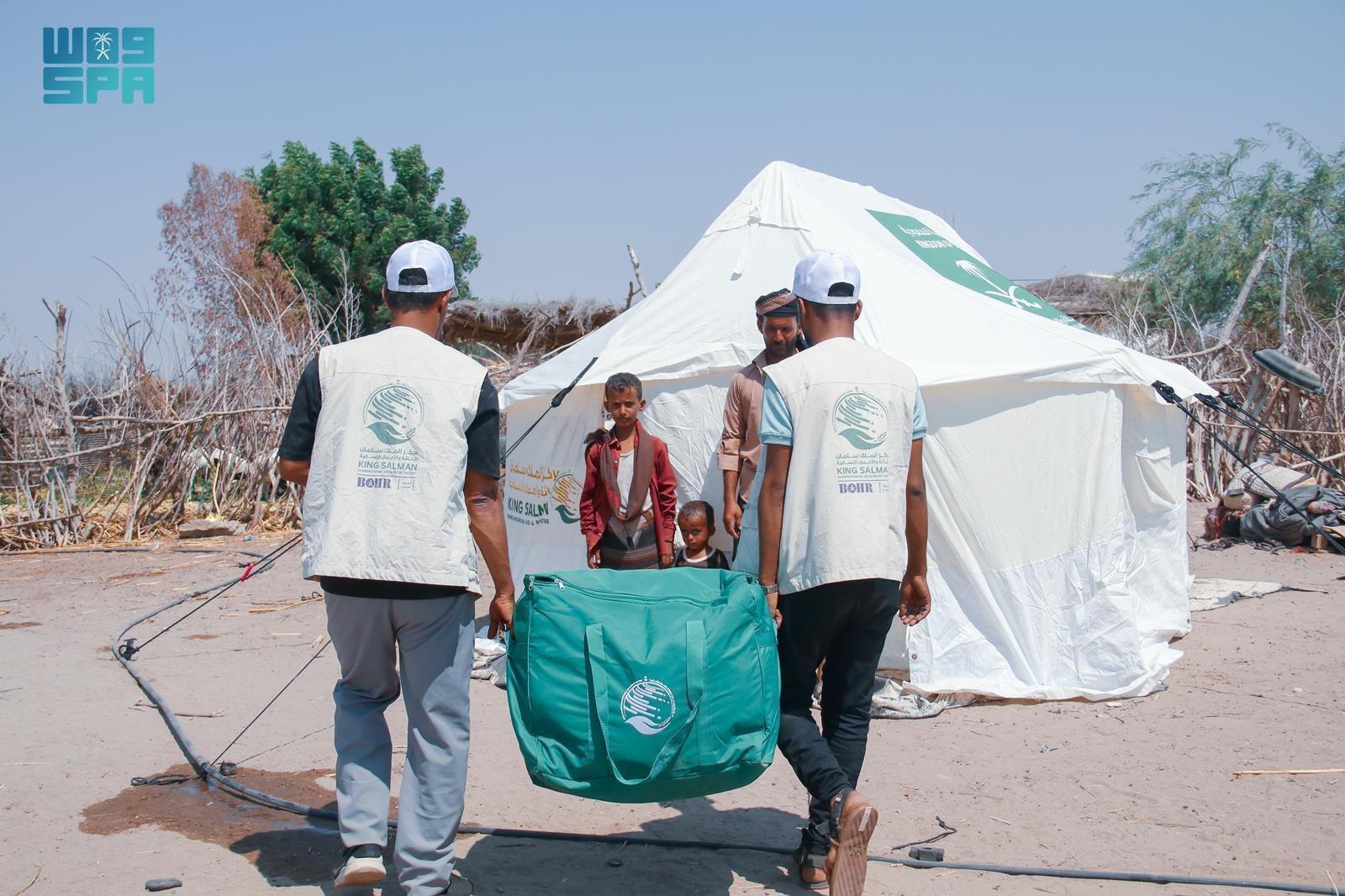 KSrelief distributing aid in Lahij, Yemen