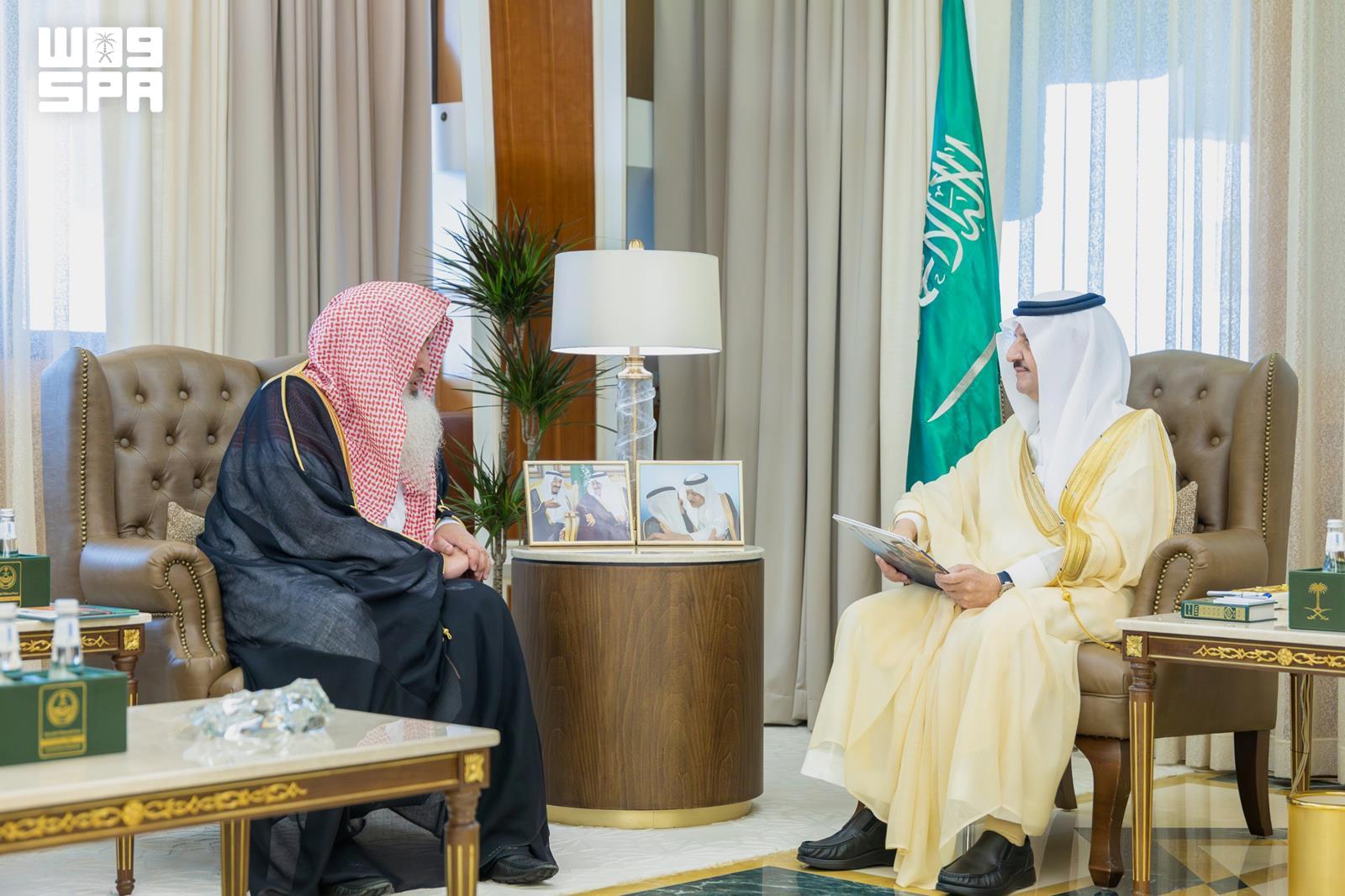ثقافي / أمير الشرقية يستقبل رئيس وأعضاء جمعية الدعوة والإرشاد وتوعية الجاليات بالجبيل