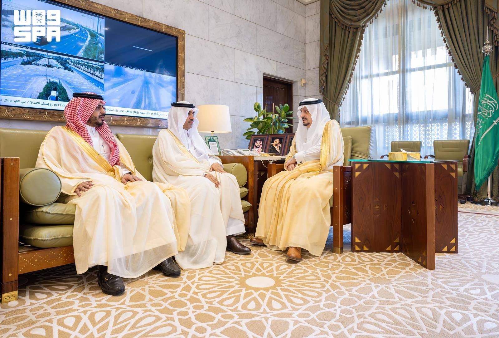 عام / أمير منطقة الرياض يستقبل محافظ حريملاء ومدير المستشفى العام بالمحافظة