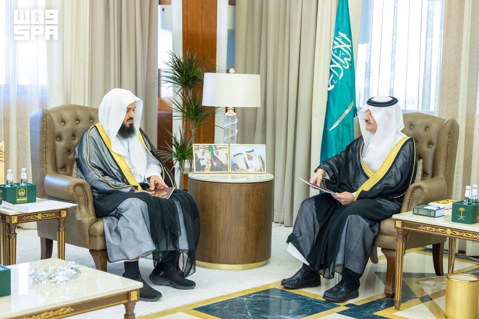 عام / أمير المنطقة الشرقية يستقبل مدير دار الآل والصحب الوقفية بمحافظة الأحساء