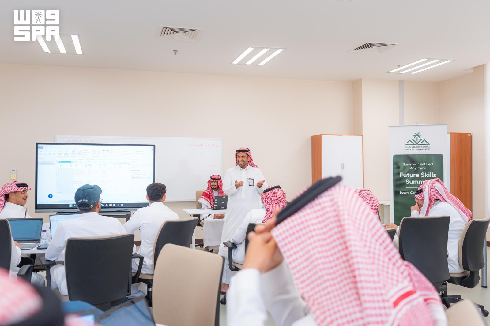 علوم وتقنيات / جامعة الملك خالد تطلق برنامج التدريب الصيفي بـ30 برنامجًا تدريبيًا