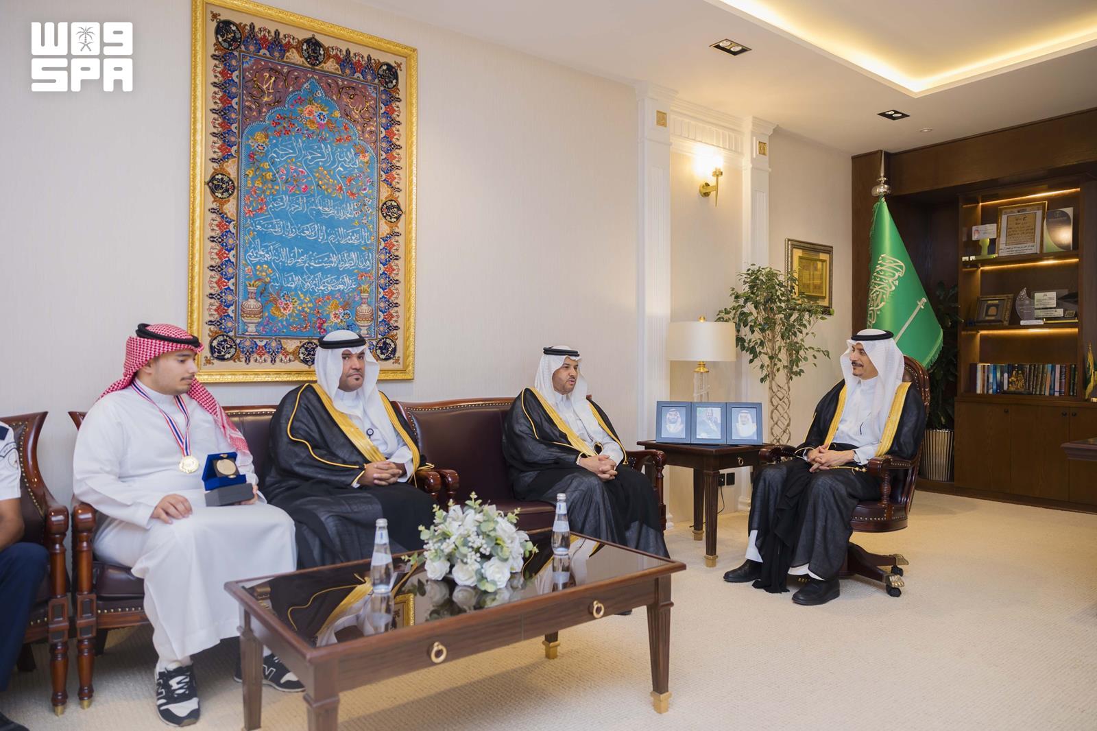 ثقافي / محافظ حفر الباطن يستقبل رئيس الجامعة وعددًا من الطلبة الحاصلين على جوائز دولية