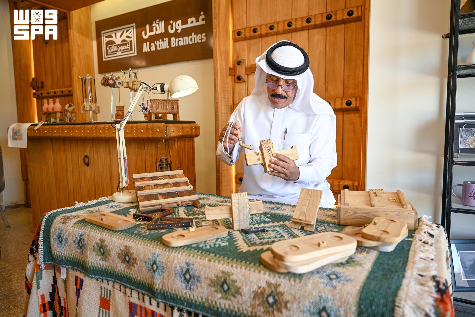 ثقافي / الأبواب النجدية.. حرفةٌ تصون الهوية التراثية في سوق حائل الشعبي