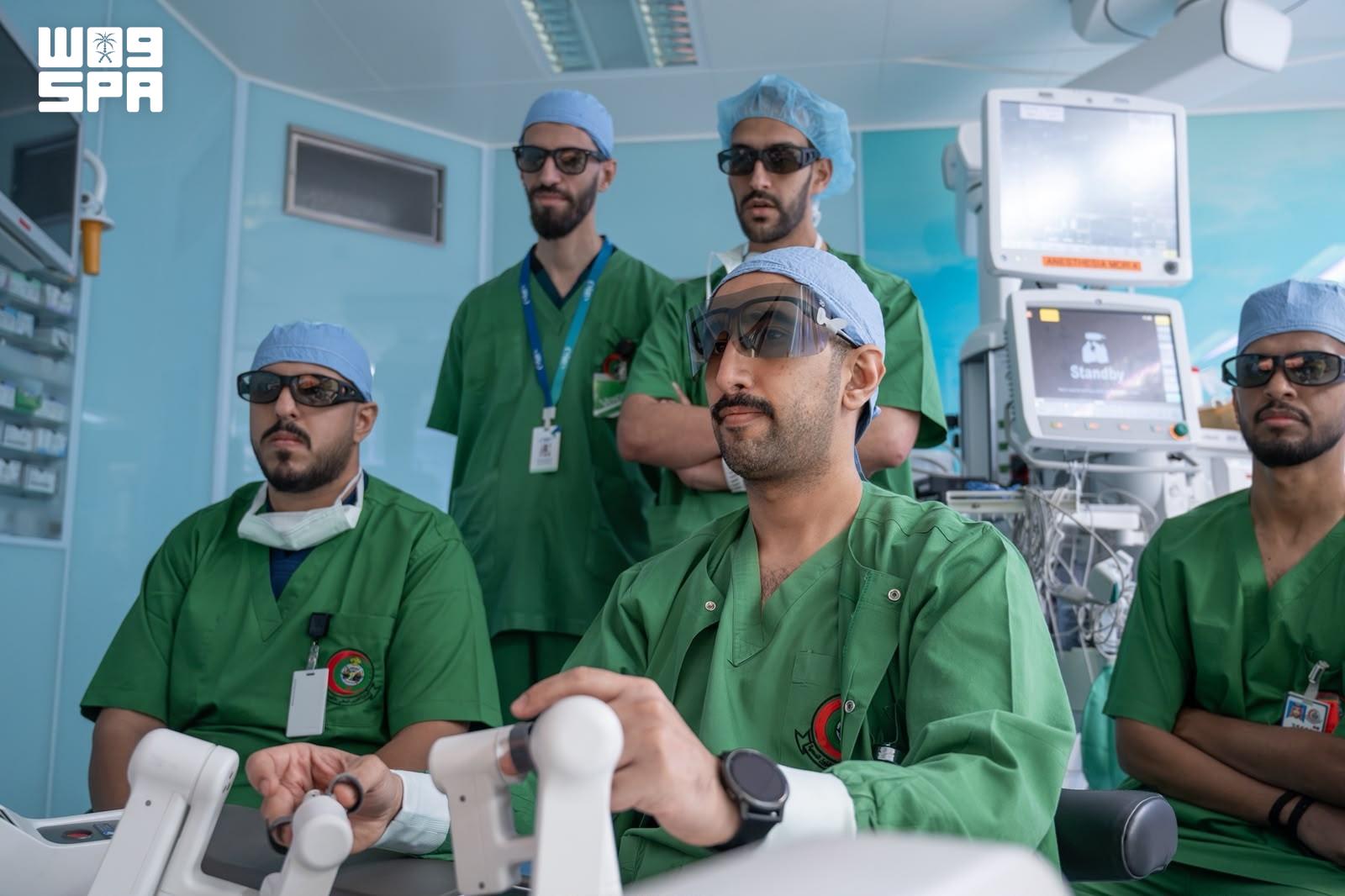 صحي / الشؤون الصحية بوزارة الحرس الوطني تنجح في إجراء أول عملية جراحية روبوتية عن بُعد بين الرياض وجدة