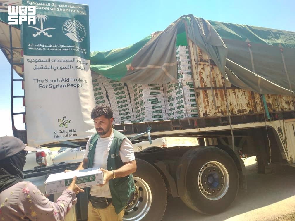عام / مركز الملك سلمان للإغاثة يوزّع 3,500 كرتون تمر على المتضررين في محافظة الحسكة بسوريا