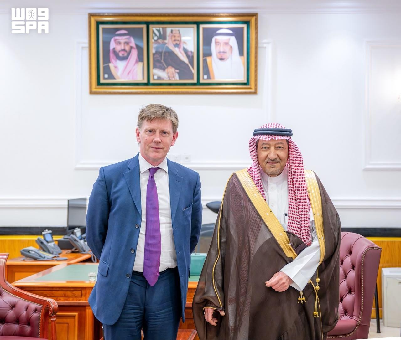 الخريجي يبحث مع المبعوث البريطاني تطورات الأزمة السودانية في الرياض